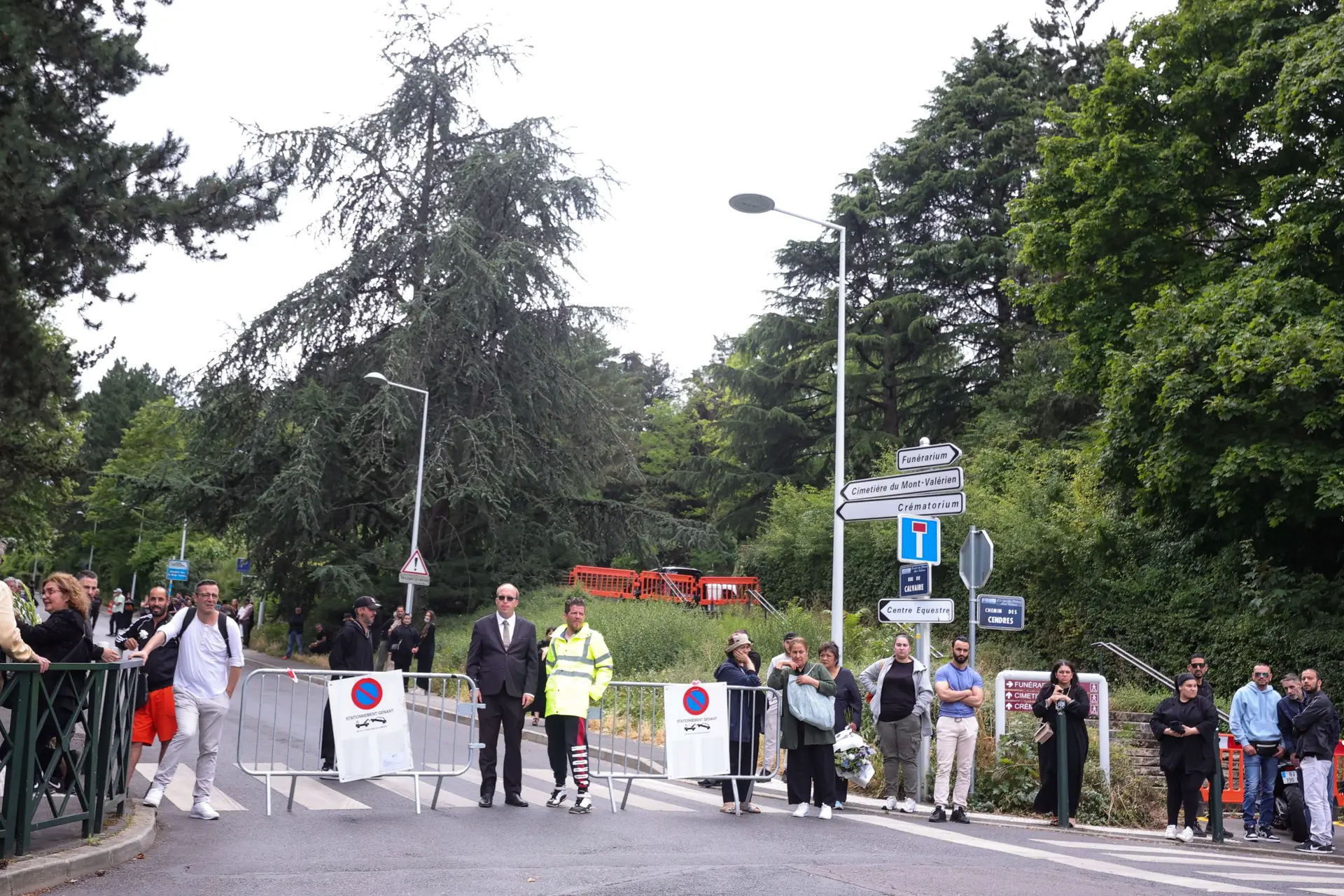 Centenas de pessoas junto à mesquita de Nanterre para cerimónias fúnebres de Nahel