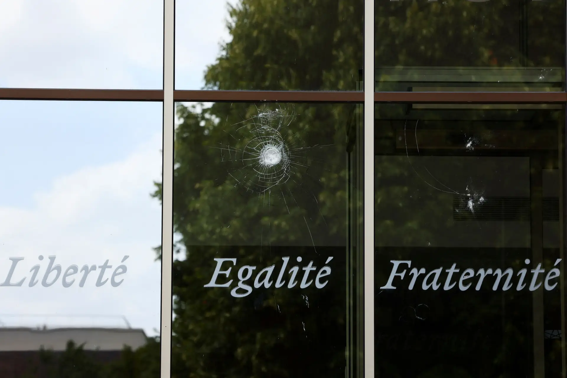 Autarca de Nanterre recorre ao apelo da família de Nahel para pedir o fim dos protestos