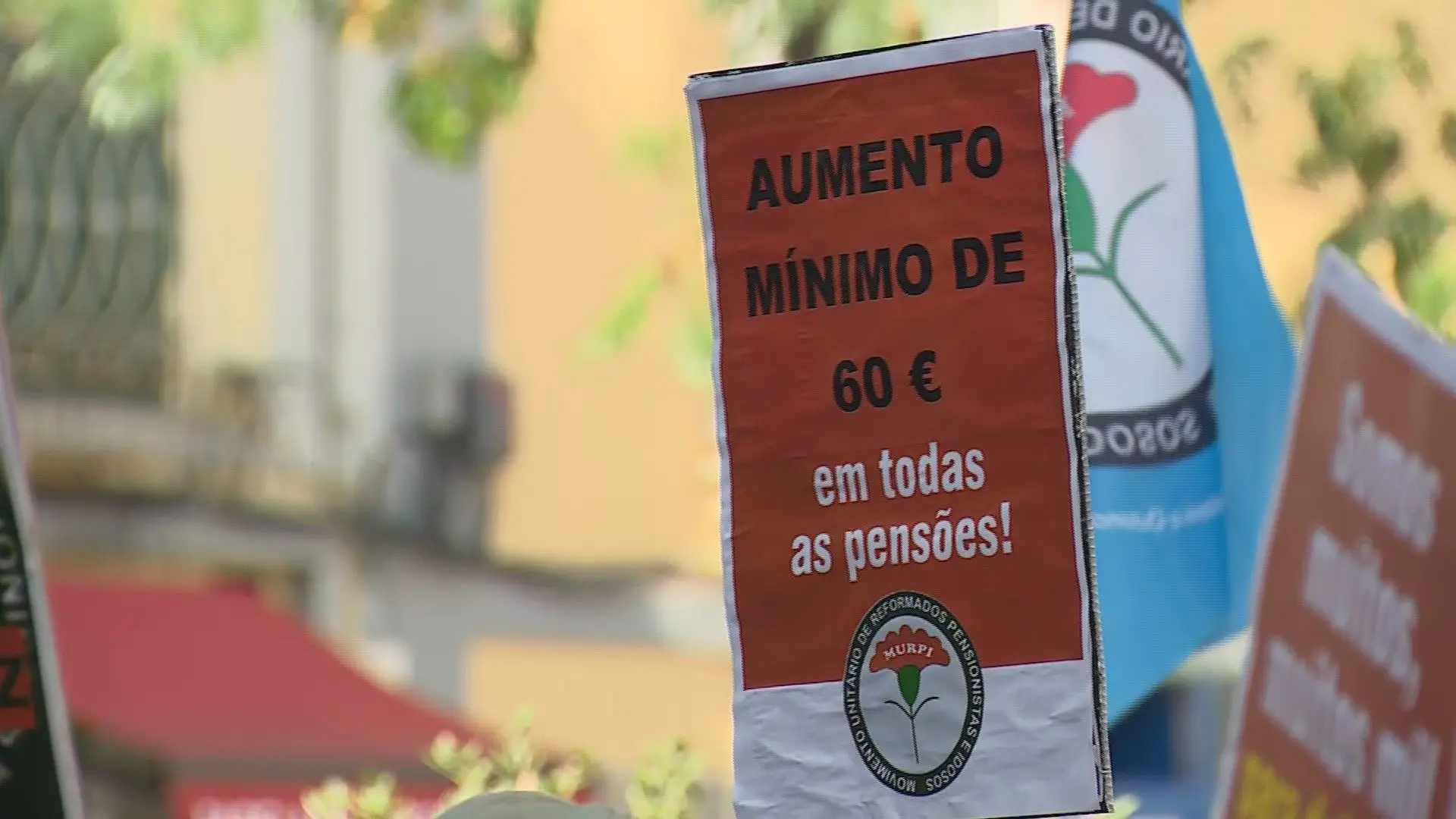 Reformados e pensionistas na rua em protesto por vasta lista de exigências