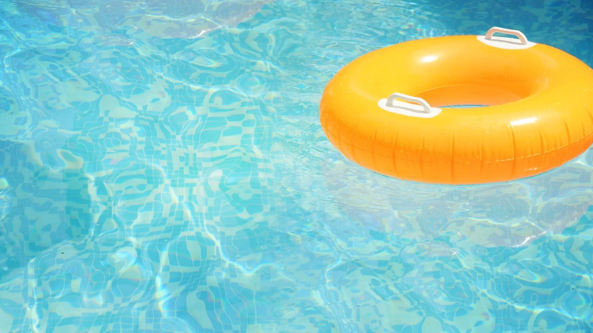 Criança de 5 anos morre afogada em piscina de resort