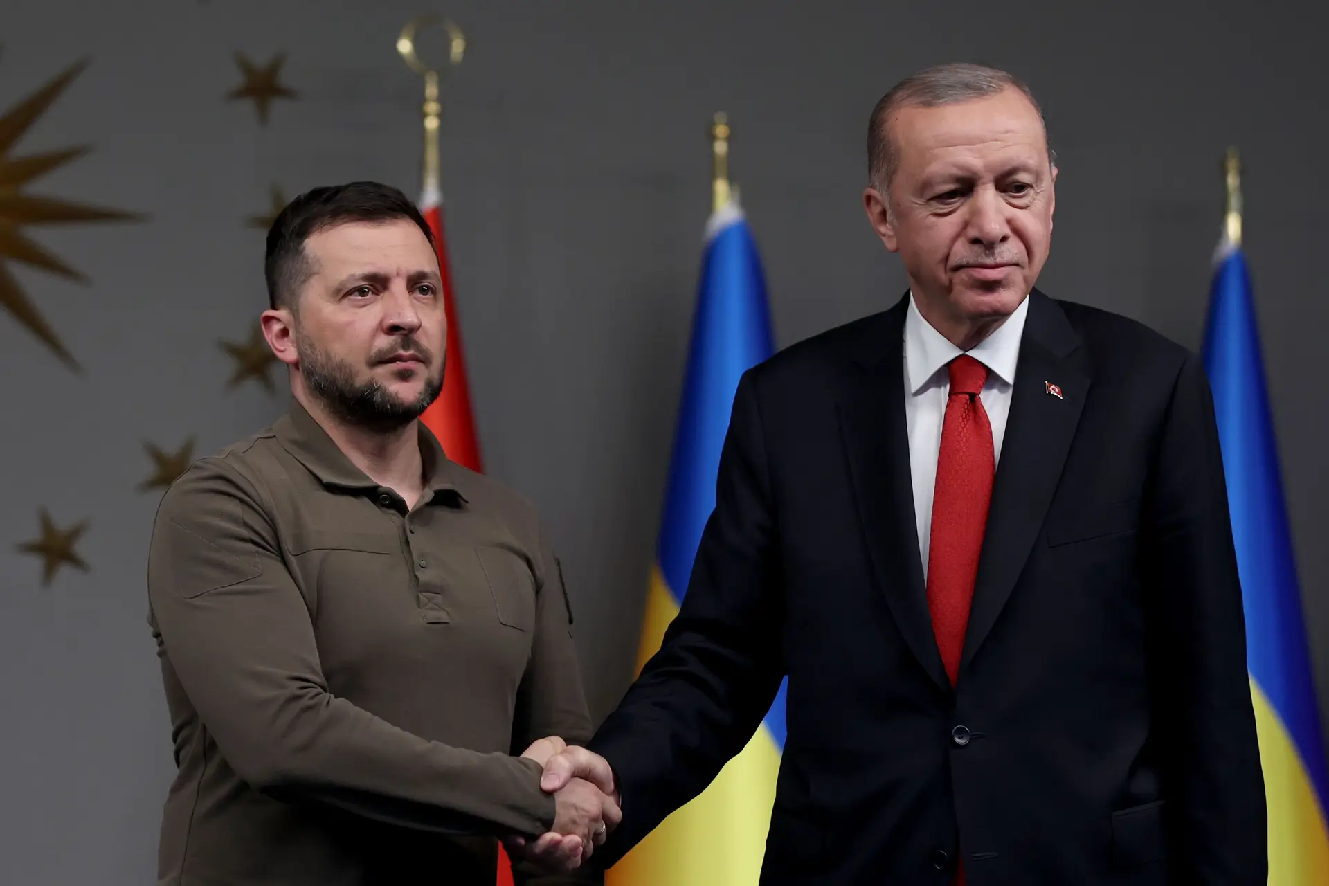 Zelensky encontra-se com Erdogan na Turquia: Rússia recusa participar nas negociações