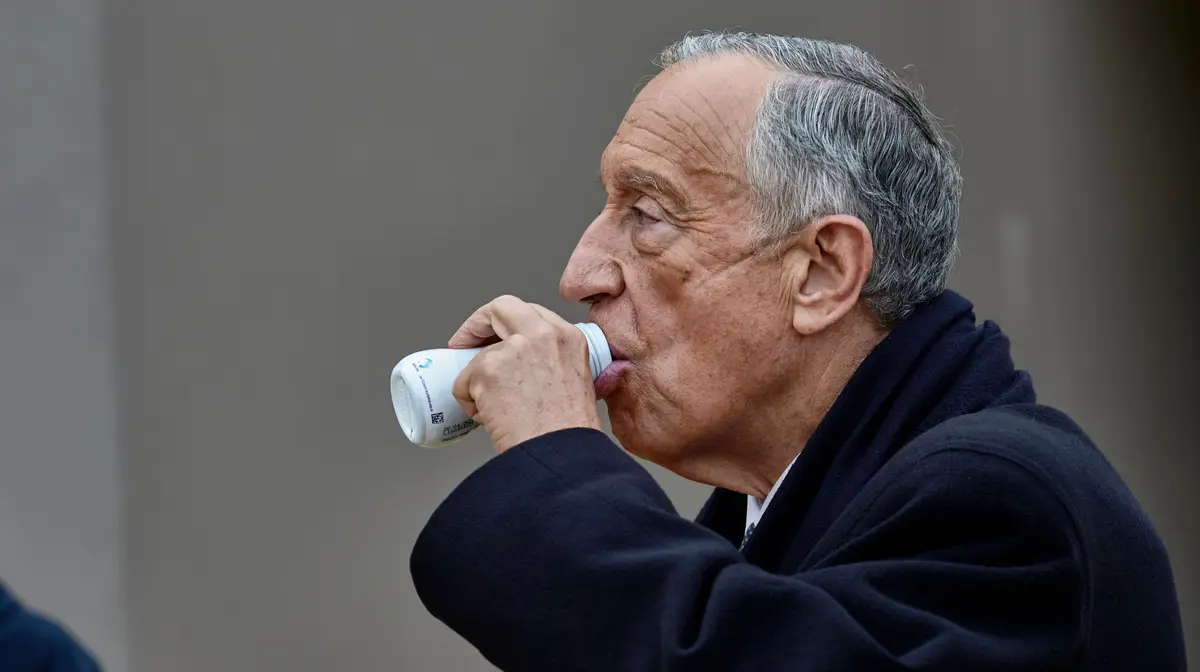 O Presidente da República, Marcelo Rebelo de Sousa, a beber um Fortimel, em janeiro de 2021, um hábito que até hoje perdura