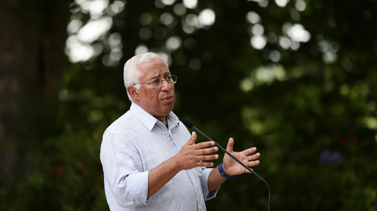 O primeiro-ministro António Costa, fala aos jornalistas, momentos antes da reunião do Conselho de Ministros Informal no Palácio de Monserrate, em Sintra