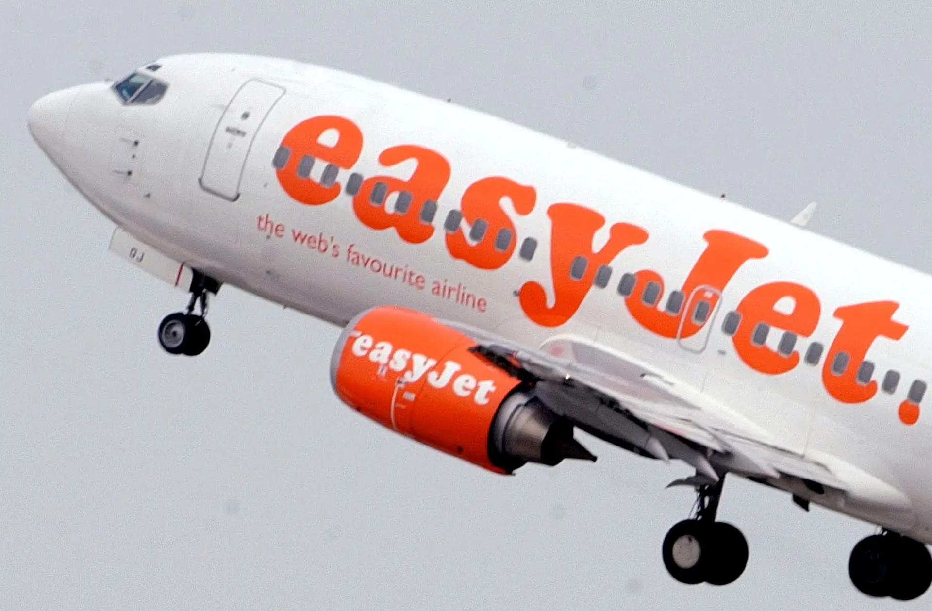 Passageiros da EasyJet "convidados" a abandonar avião por estar "demasiado pesado"