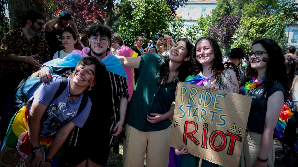 A coordenadora do Bloco de Esquerda (BE), Mariana Mortágua (C), participa na Marcha do Orgulho LGBTI+ do Porto