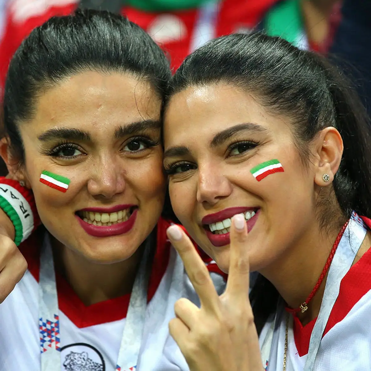 Mulheres iranianas assistem a jogo da 1ª divisão de futebol pela 1ª vez em  mais de 40 anos