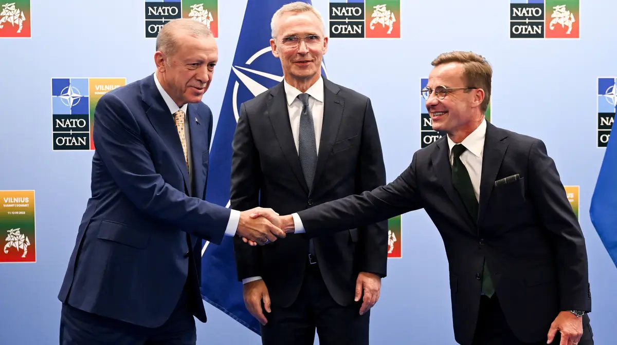 Presidente da Turquia com o primeiro-ministro da Suécia e o secretário-geral da NATO