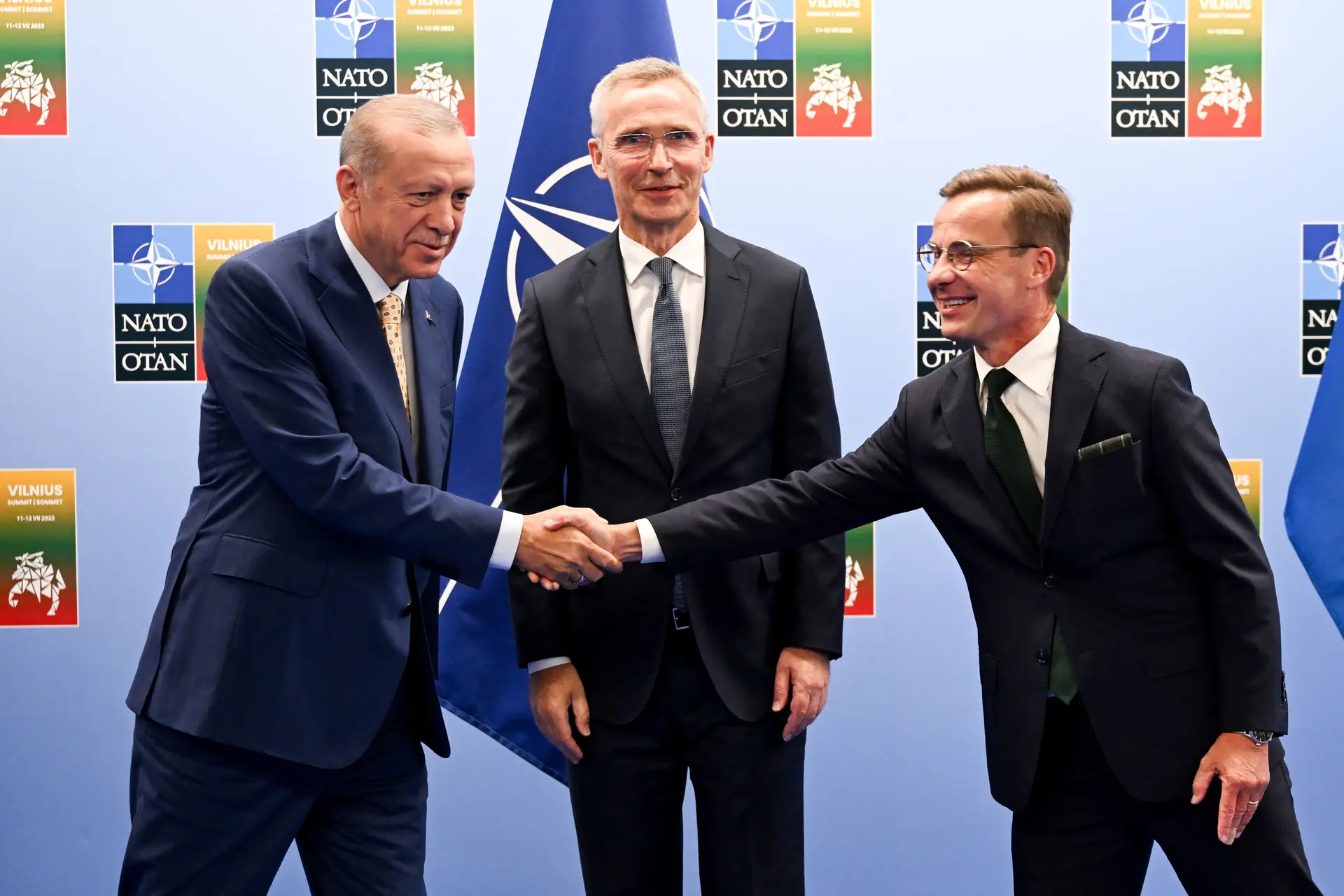Presidente da Turquia com o primeiro-ministro da Suécia e o secretário-geral da NATO