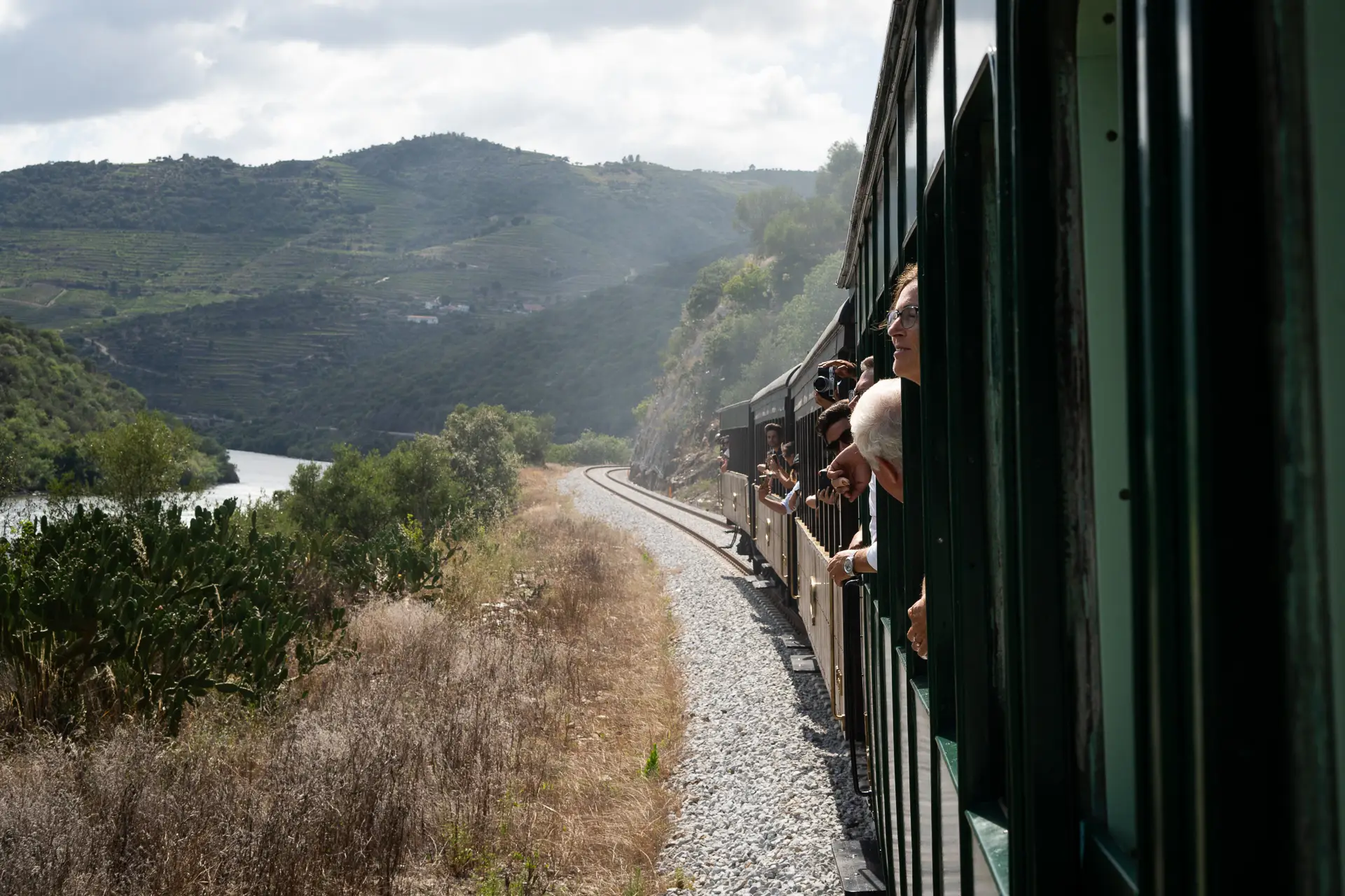 “Pouca terra, pouca terra, u-uuu”: comboio histórico do Douro regressa com novidades