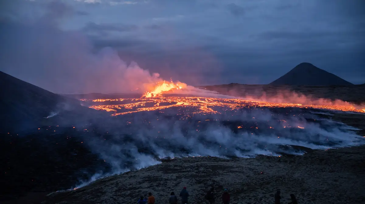 Lava emerge da cratera do vulcão que entrou em erupção na Islândia.