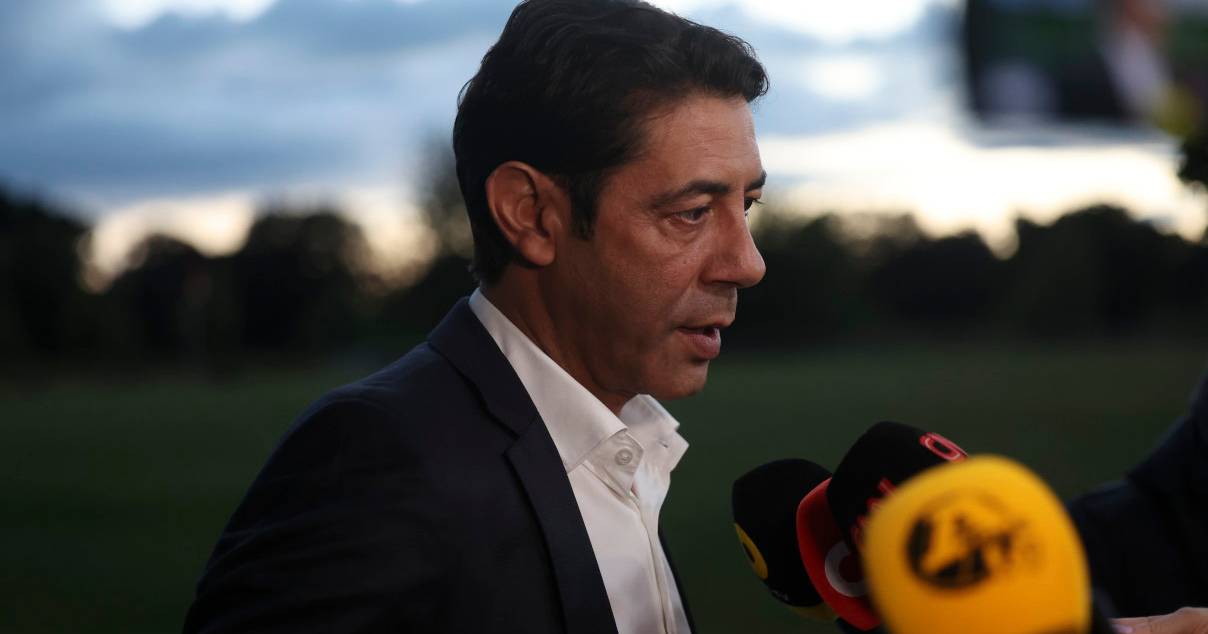 "Este é o treinador que vai continuar": Rui Costa reage às polémicas no universo benfiquista