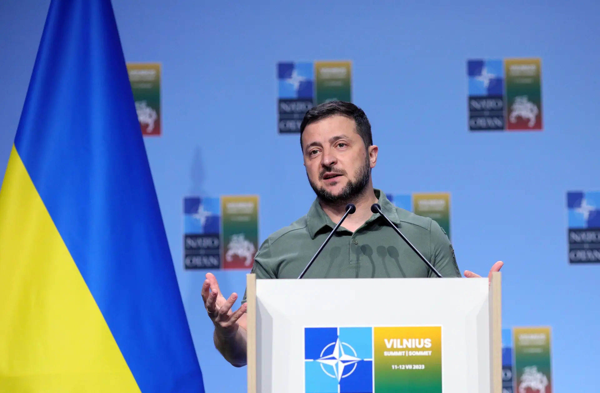O Presidente da Ucrânia, Volodymyr Zelensky, em conferência de imprensa conjunta com o secretário-geral da Aliança Atlântica, Jens Stoltenberg, no último dia da cimeira da aliança em Vilnius, na Lituânia.