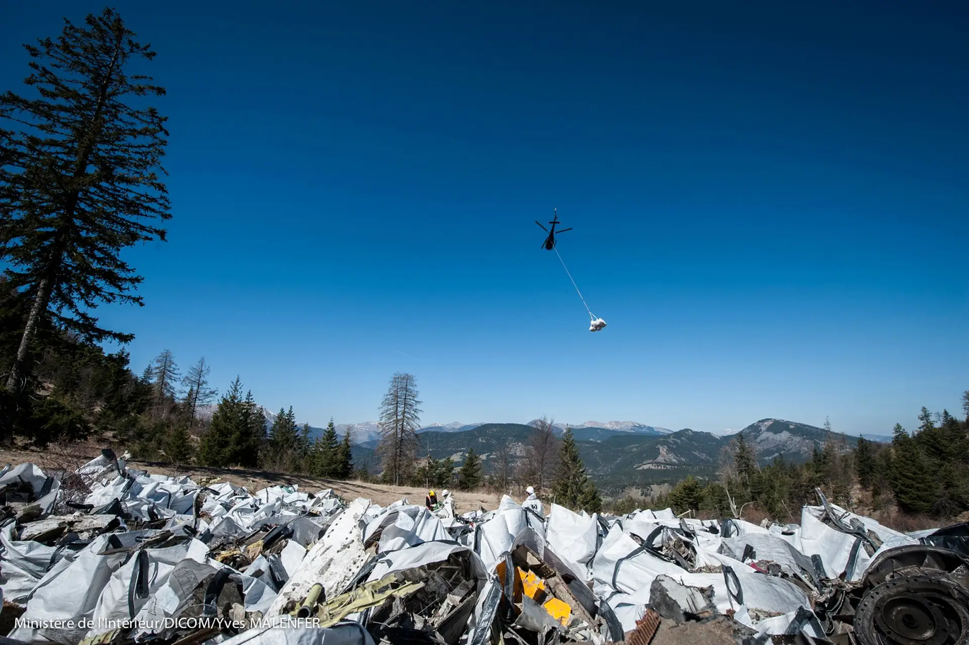 Destroços do avião da Germanwings que se despenhou nos Alpes franceses, em março de 2015, por ação deliberada do copiloto, levando para a morte 150 pessoas