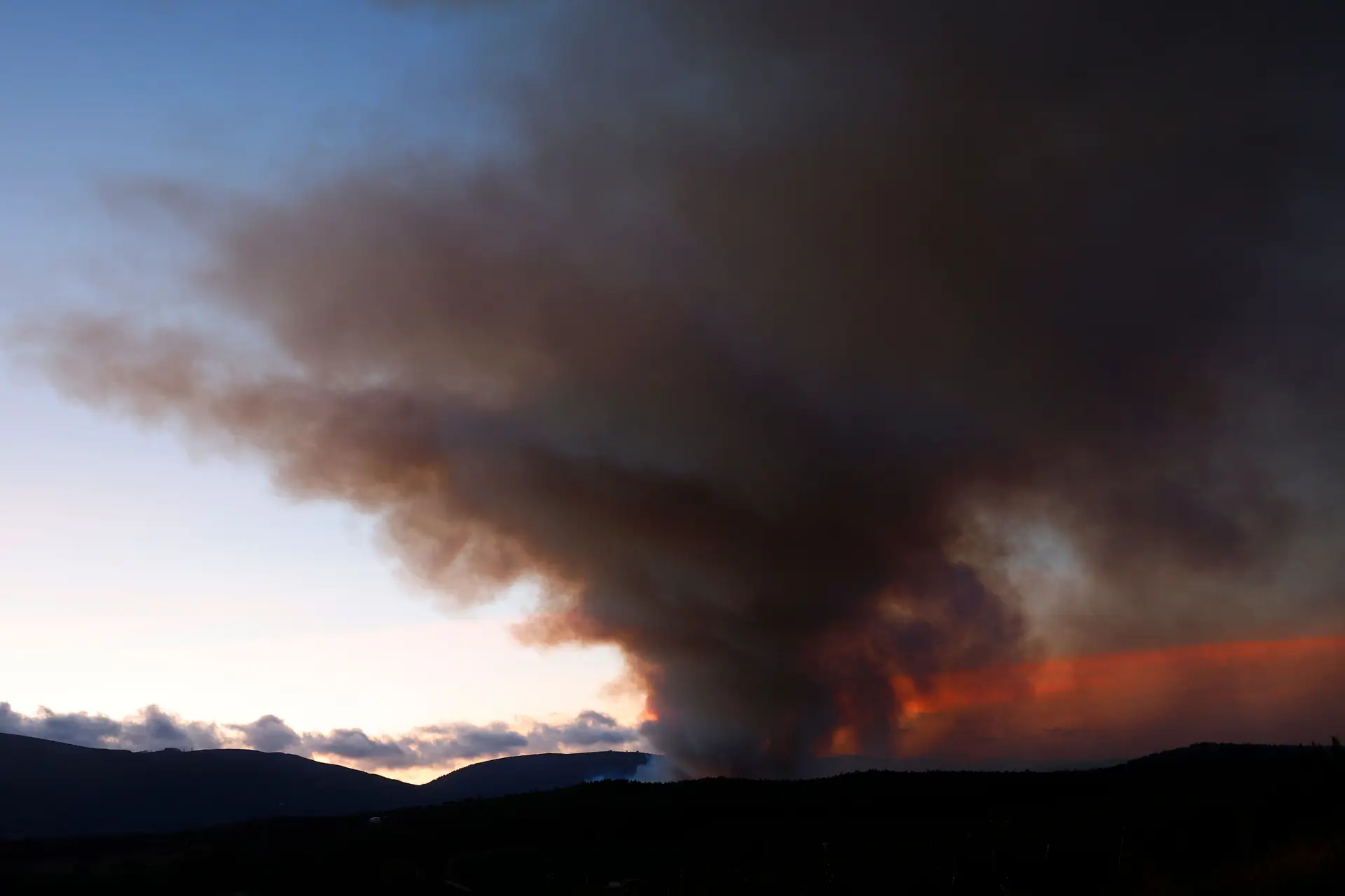 Incêndio na Serra de Montejunto no Cadaval com duas frentes ativas