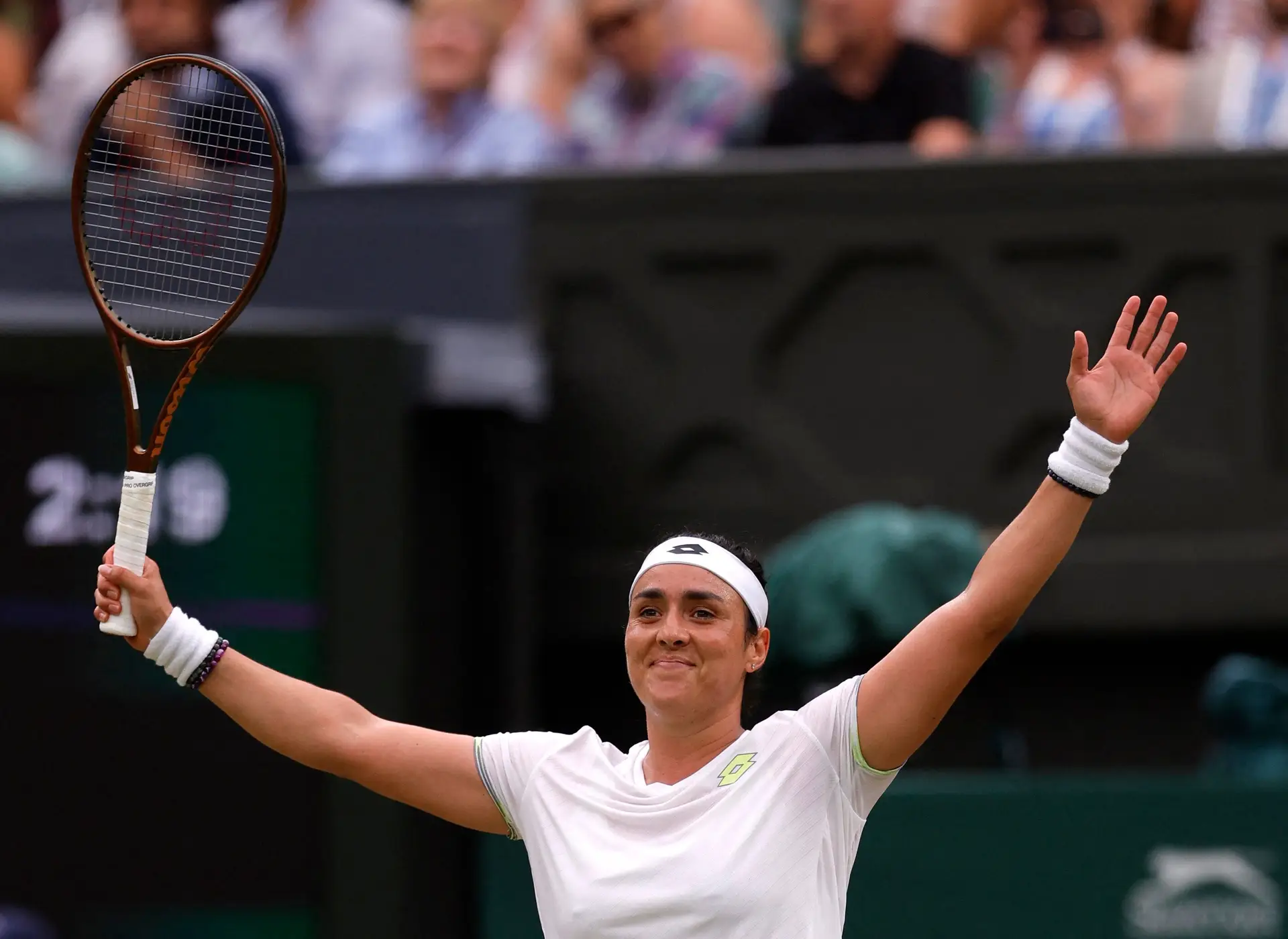 Ons Jabeur celebra após vencer Sabalenka nas "meias" de Wimbledon.