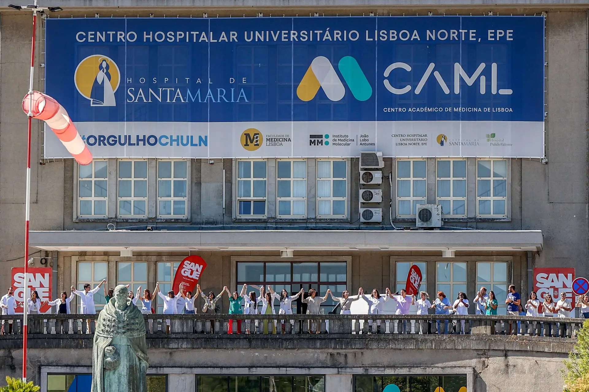 Trabalhadores e utentes do Hospital de Santa Maria fazem cordão humano pela maternidade