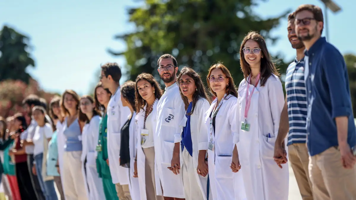 Profissionais de saúde participam no cordão pela unidade de Obstetrícia do Hospital de Santa Maria, em Lisboa.