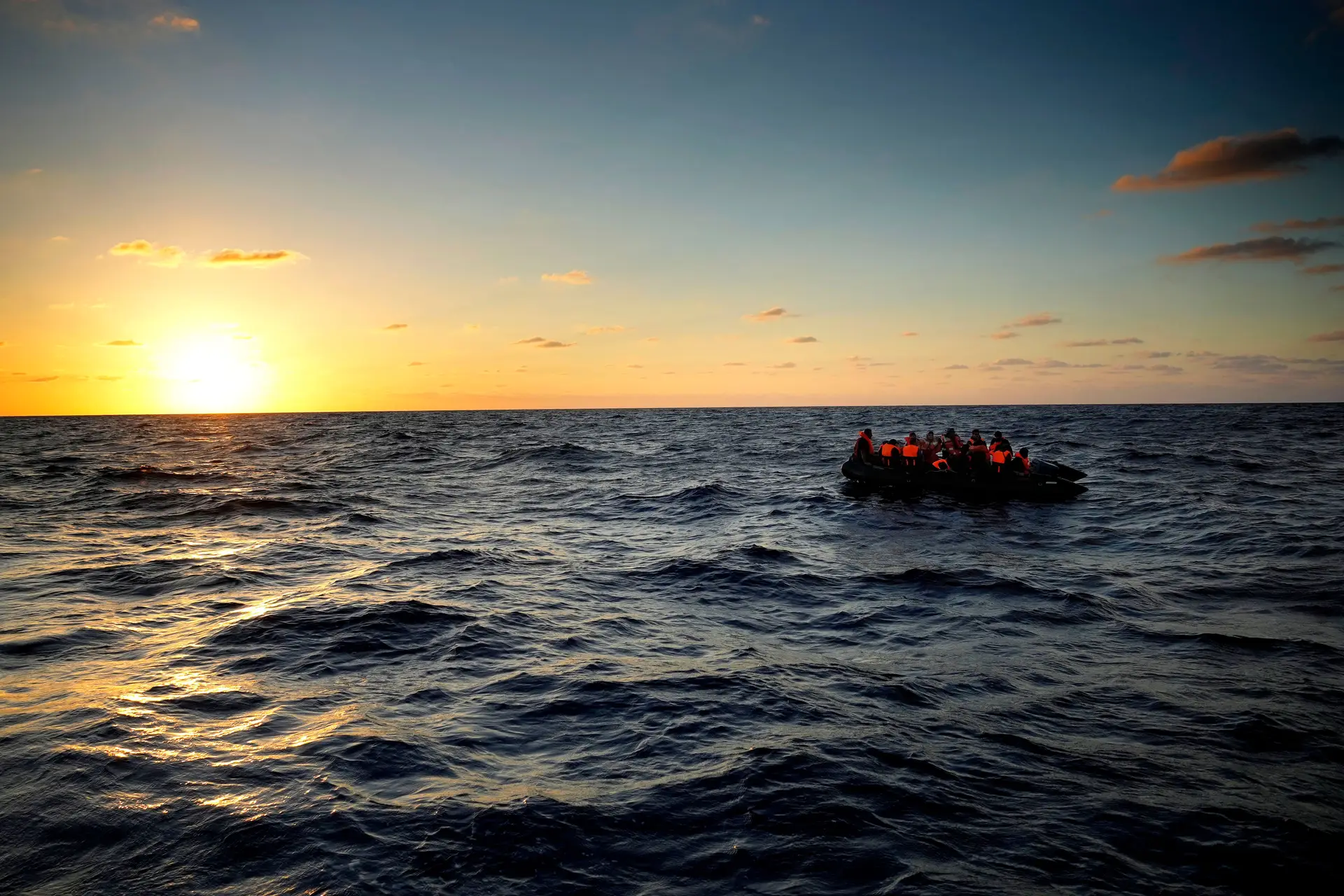 Médicos Sem Fronteiras resgatam migrantes no Mediterrâneo