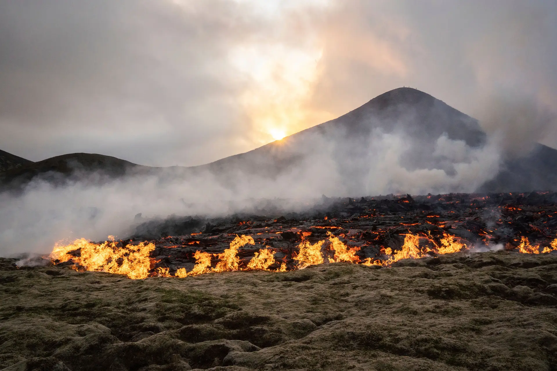 As imagens do vulcão na Islândia que está há dias em erupção