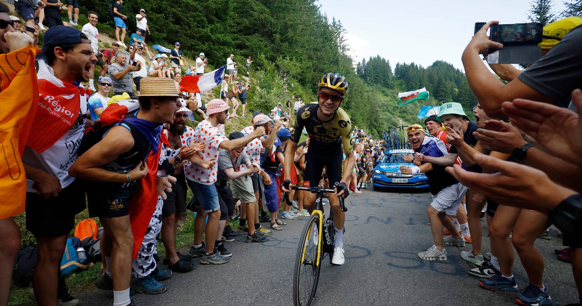 A voulu un selfie sur le Tour de France, mais a causé un accident spectaculaire