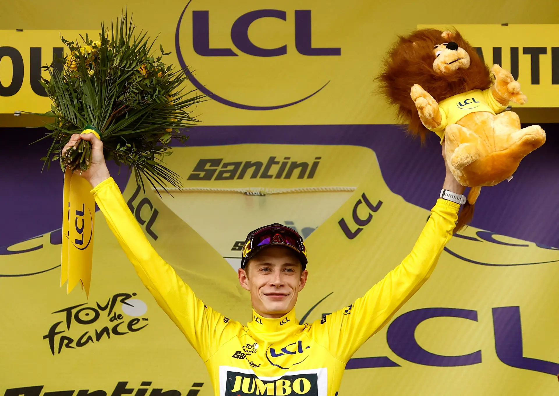 Jonas Vingegaard celebra após vencer a etapa 15 da Volta a França.