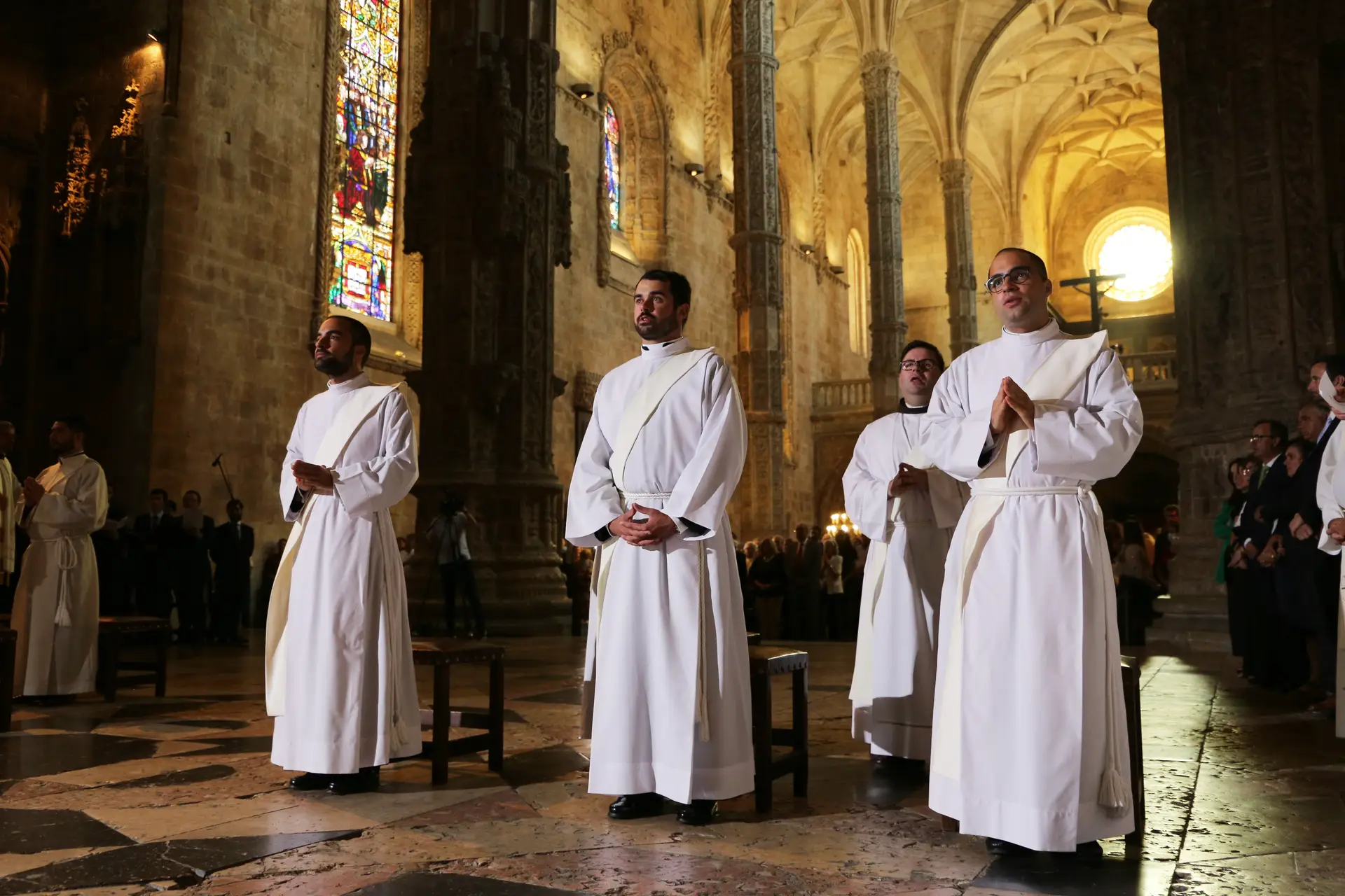 Os padres Pedro Sousa, Fábio Alexandre e Afonso Sousa (da esquerda para a direita) durante a ordenação presbiteral a 3 de julho de 2022, no Mosteiro dos Jerónimos, em Lisboa