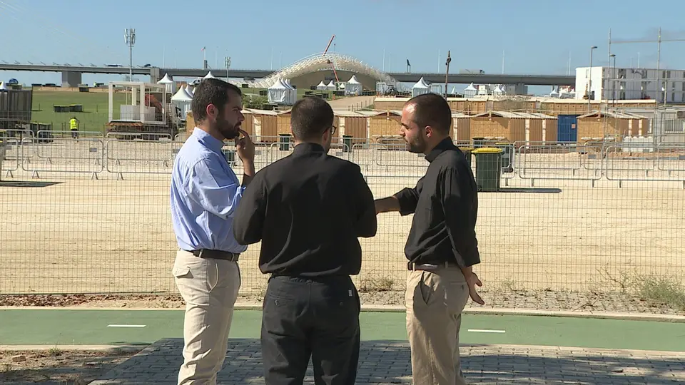 Os padres Fábio, Afonso e Pedro no Parque Tejo, onde o Papa Francisco vai encontrar-se com os jovens de todo o mundo na JMJ de Lisboa