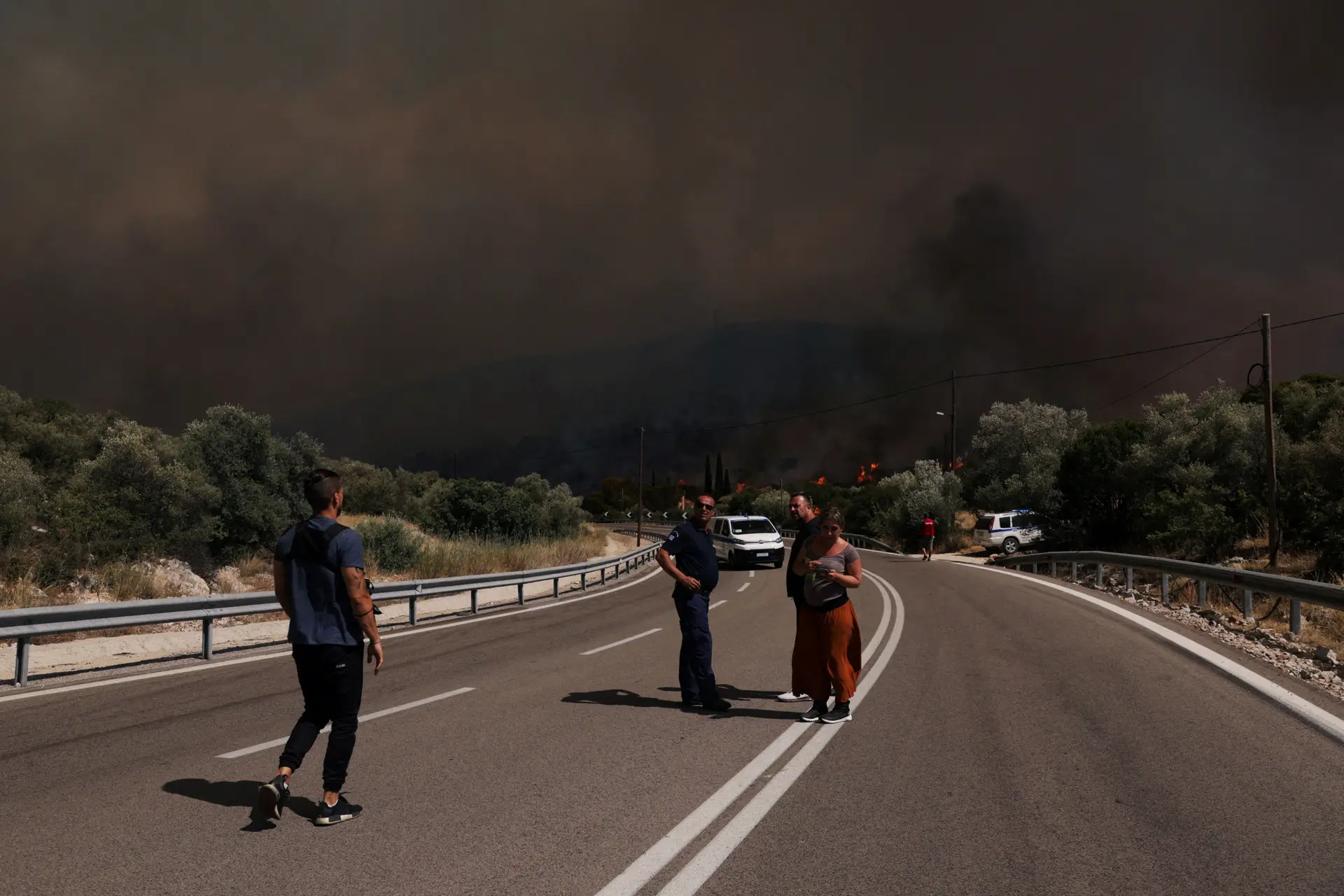 Incêndios nos arredores de Atenas intensificam-se