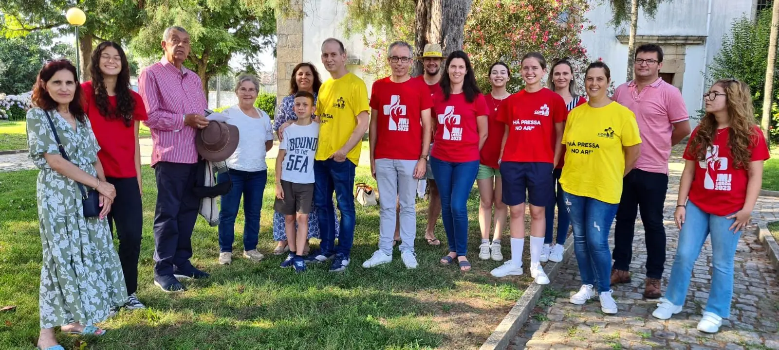Padre João Paulo Marques, de chapéu na mão, com alguns dos jovens e voluntários das suas paróquias de Valongo do Vouga e Macinhata, em Águeda, que se preparam para a JMJ