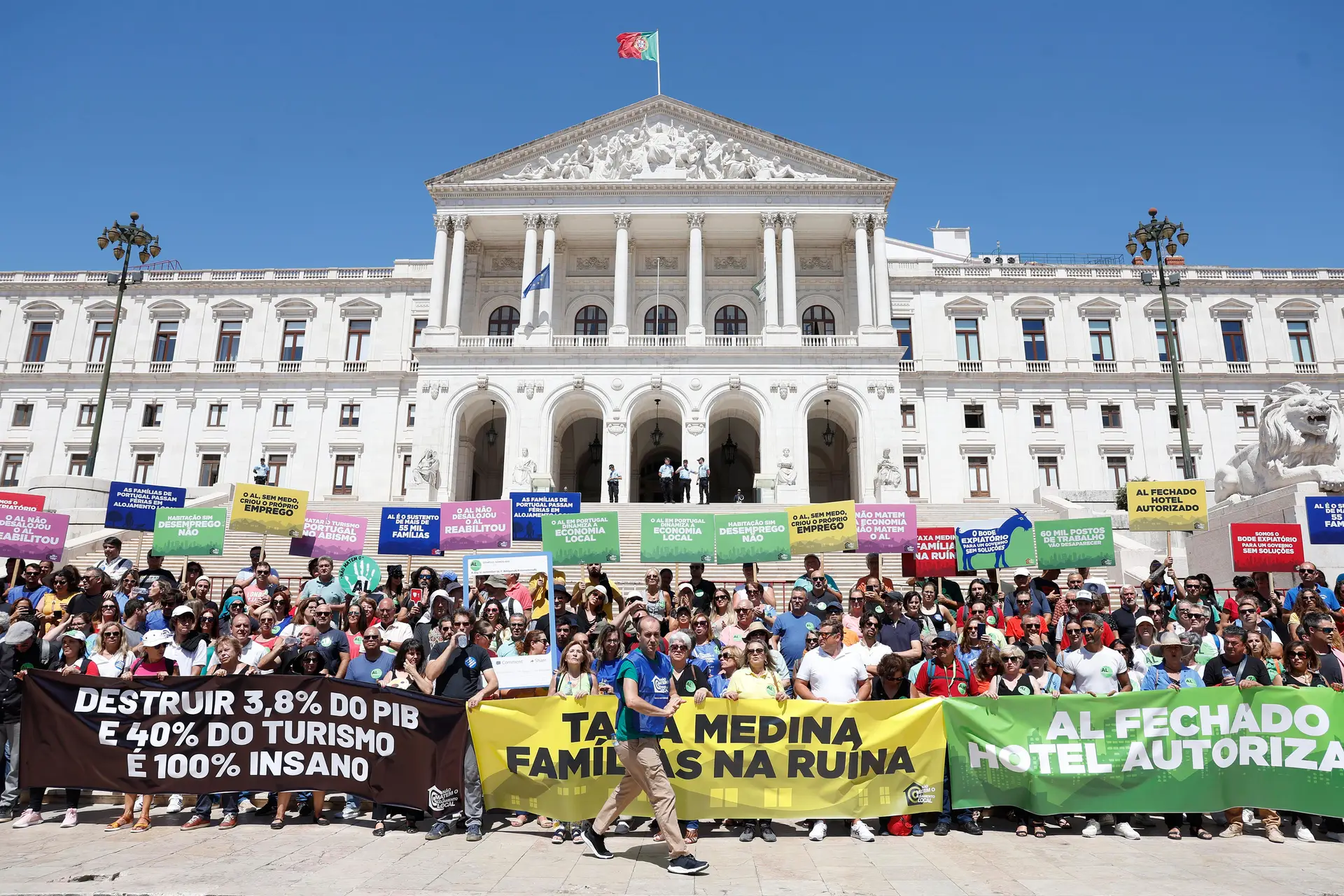 Cerca de 200 proprietários de alojamento local em protesto junto ao ...
