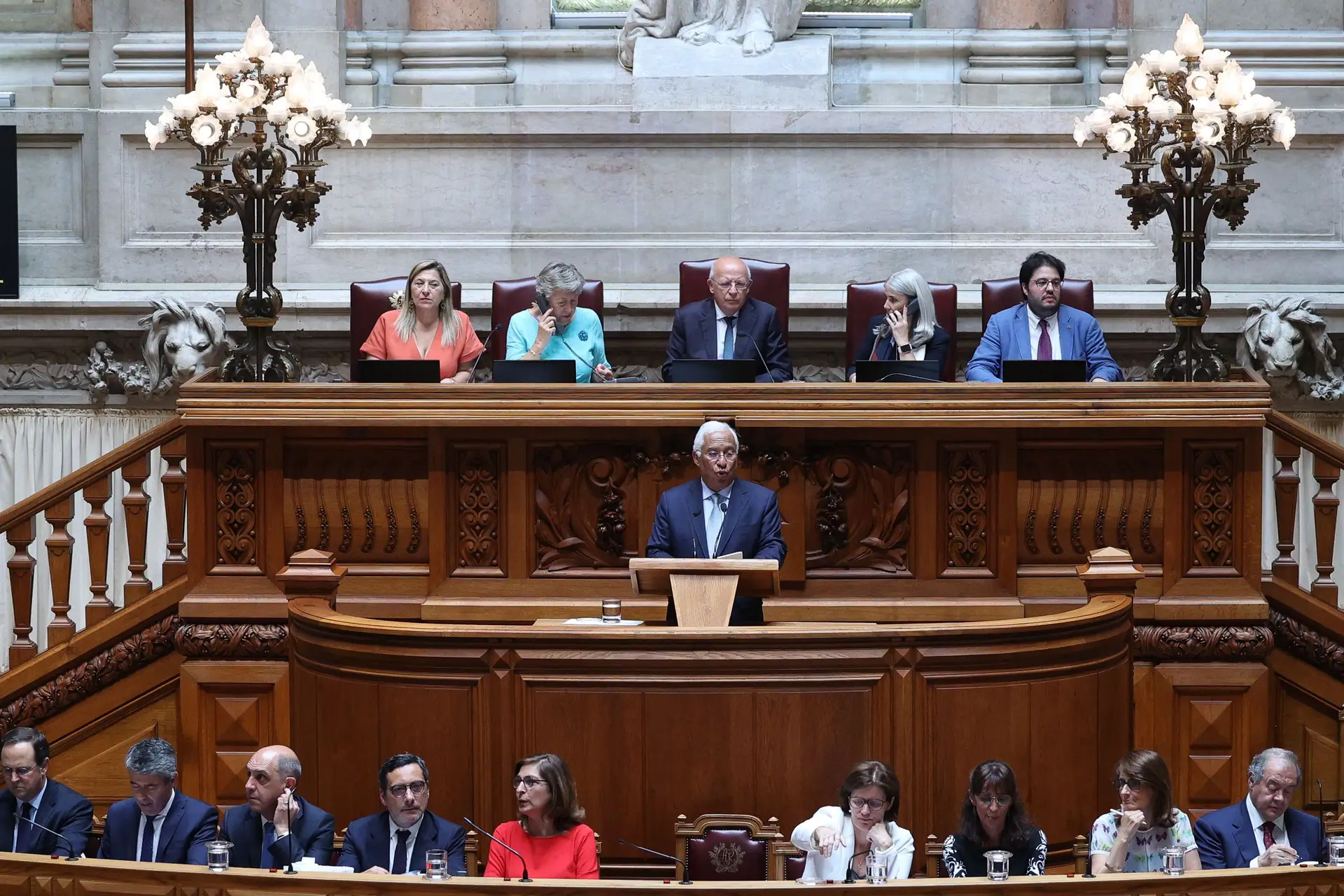 Habitação "bate à porta" de Costa no Estado (não cor-de-rosa) da Nação