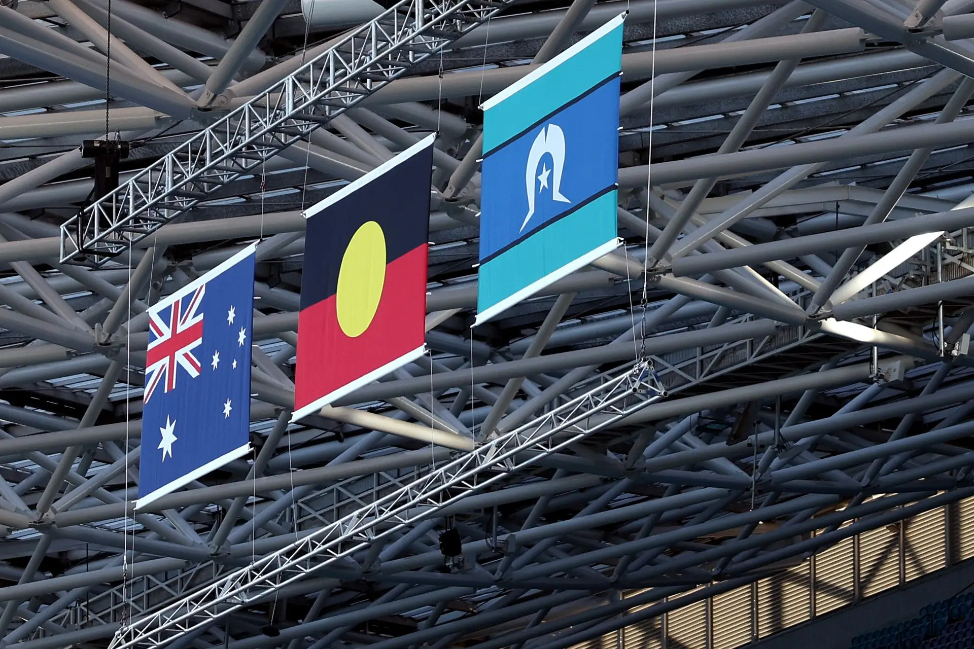 Bandeira da Austrália, do povo aborígene e do povo das Ilhas do Estreito de Torres (da esquerda para a direita)