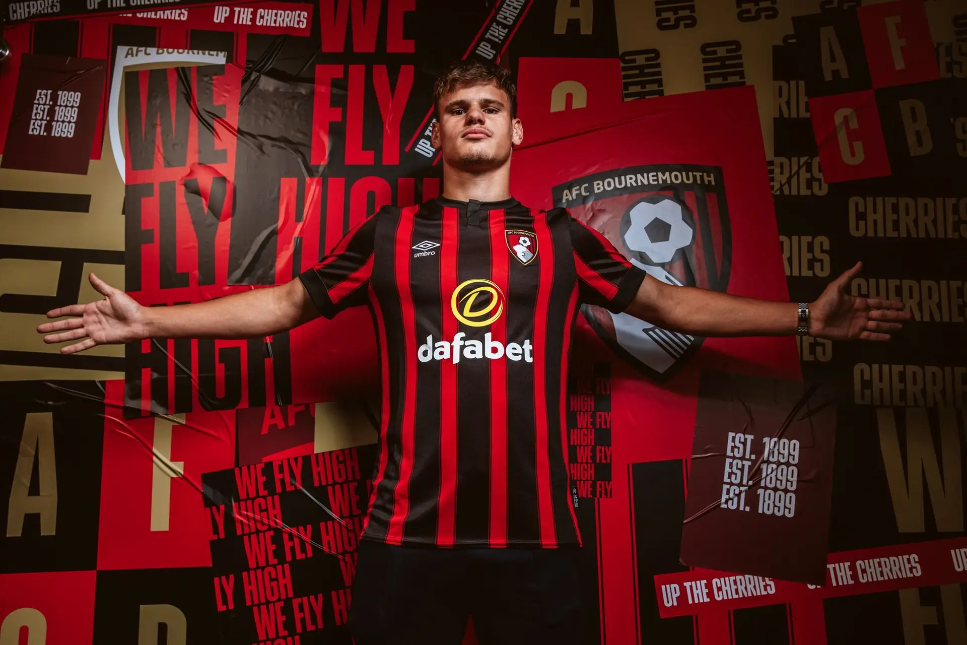 Milos Kerkez assina pelo Bournemouth depois de ser associado ao Benfica
