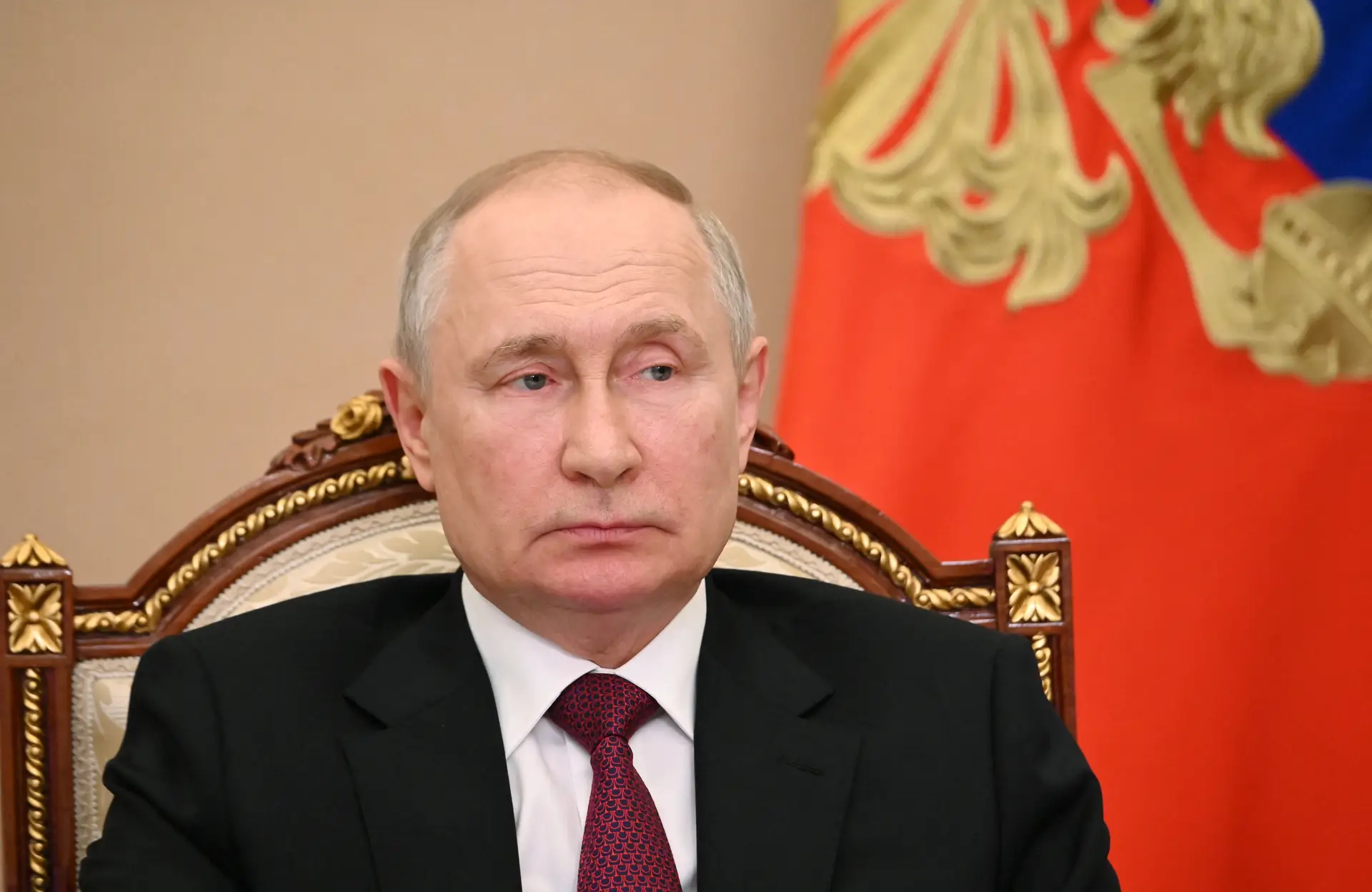 Putin ratifica lei que proíbe operações para mudança de sexo na Rússia