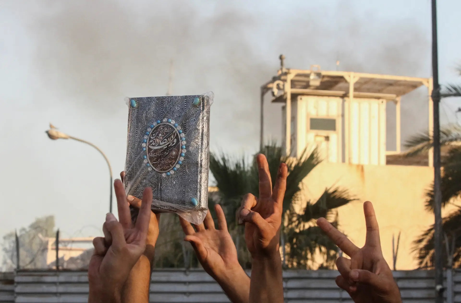 Embaixada da Suécia em Bagdad em chamas após invasão de manifestantes