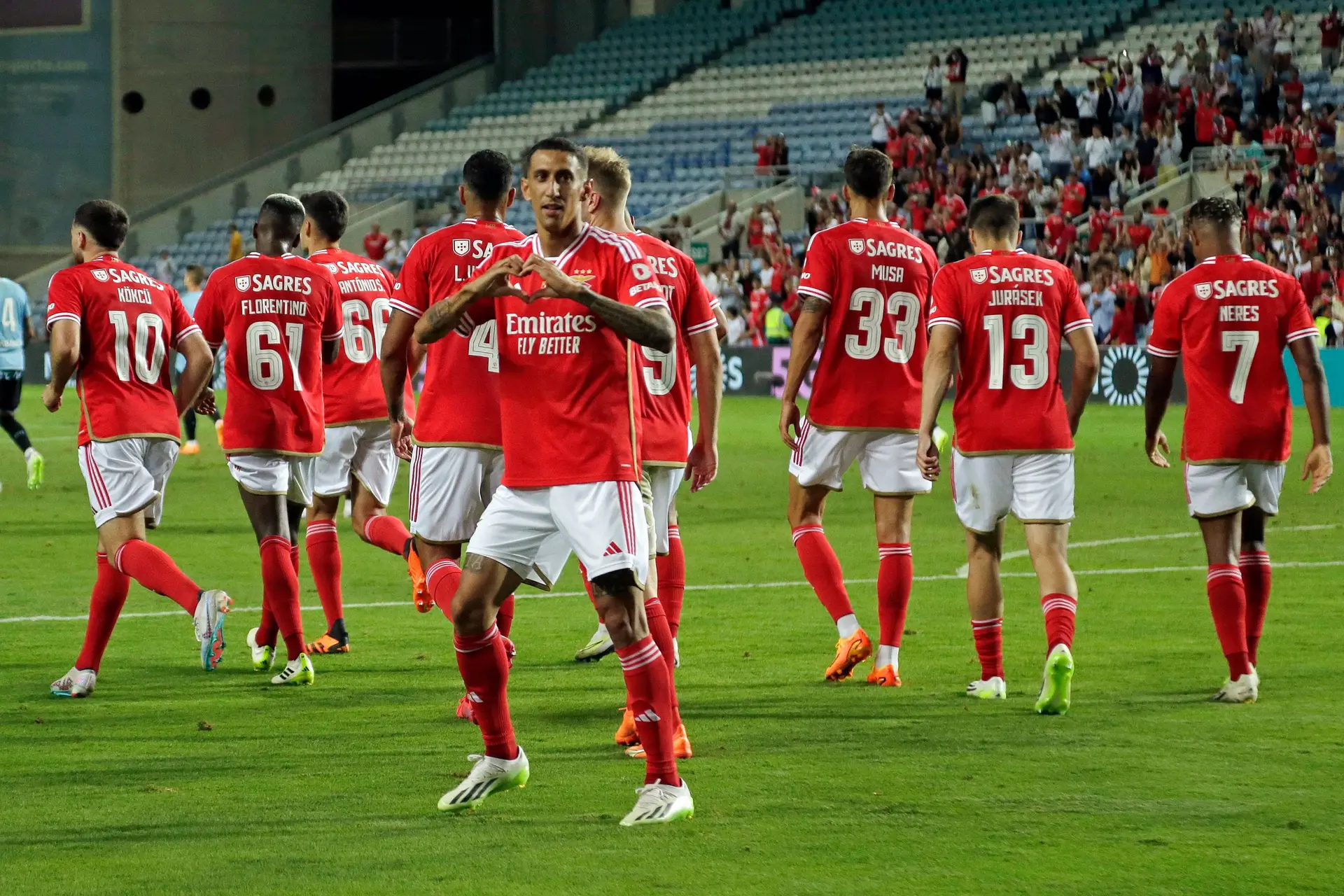 Angel Di María festeja após marcar um golo contra o Celta de Vigo a contar para o Troféu do Algarve.
