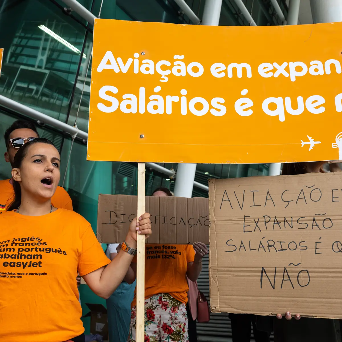 Tripulantes da easyJet concentrados no aeroporto de Porto nos primeiro de  cinco dias de greve - SIC Notícias