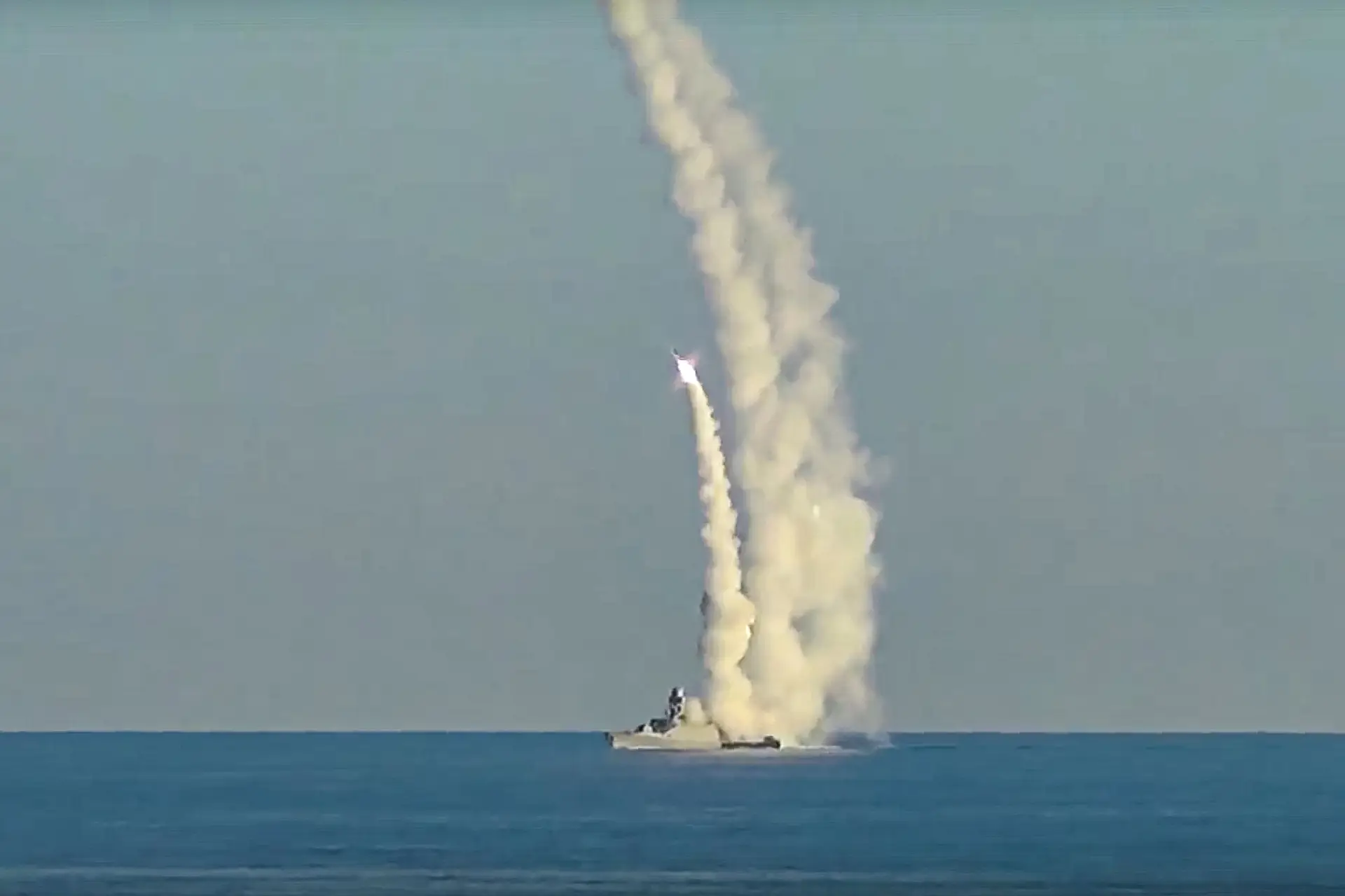 Foto retirada de vídeo divulgado pelo Serviço de Imprensa do Ministério da Defesa da Rússia a 15 de julho de 2022 de mísseis de cruzeiro Kalibr de longo alcance lançados por um navio militar russo de um local desconhecido. 