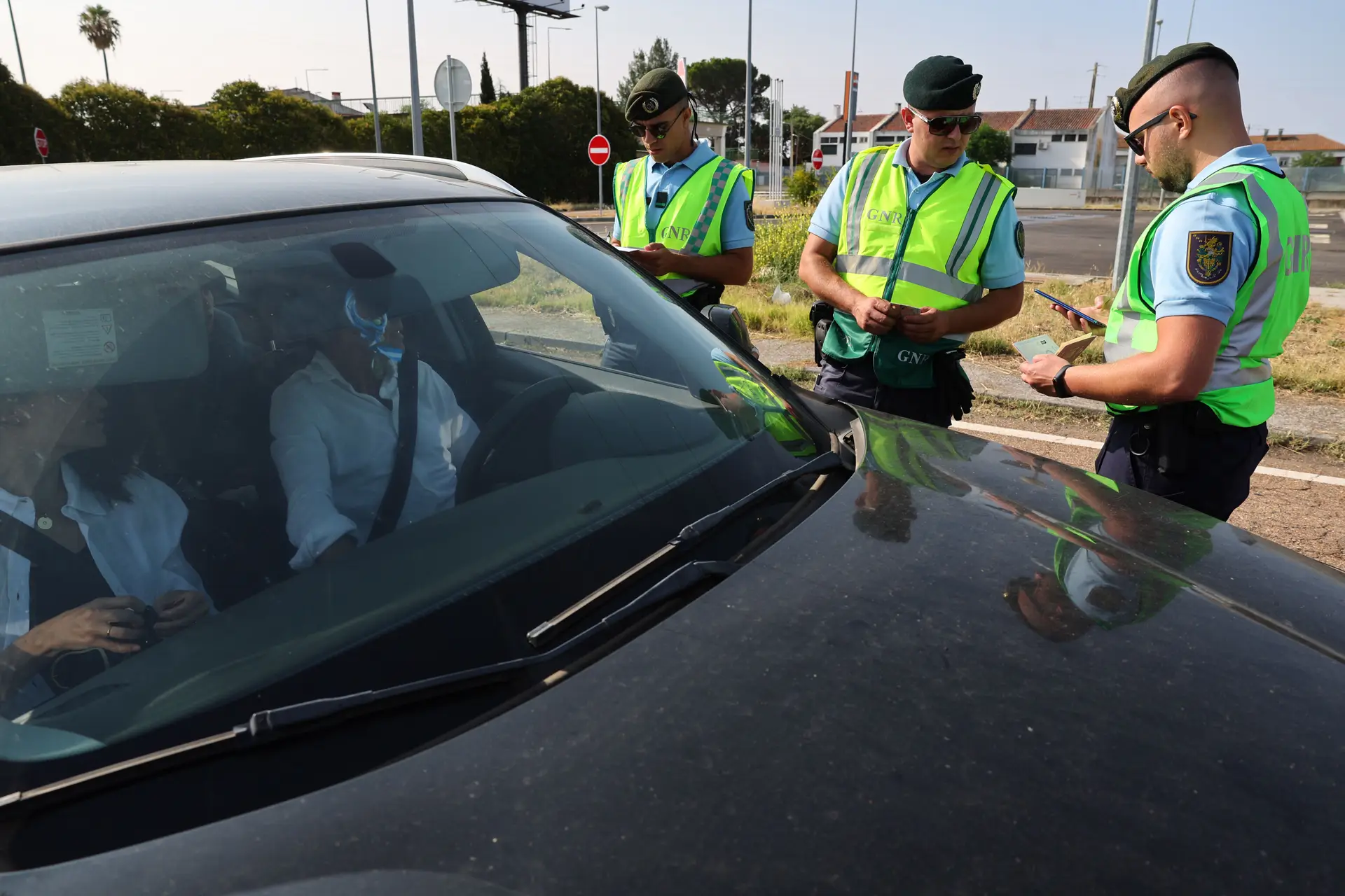 Militares da GNR dedicados ao controlo de fronteiras, procedem à identificação seletiva de condutores de ligeiros à entrada para Portugal na fronteira do Caia, em Elvas.
