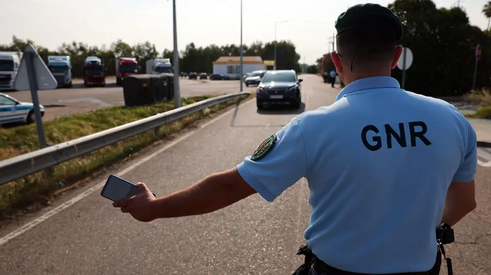Militares da GNR dedicados ao controlo de fronteiras, procedem à identificação seletiva de condutores de ligeiros à entrada para Portugal na fronteira do Caia, em Elvas
