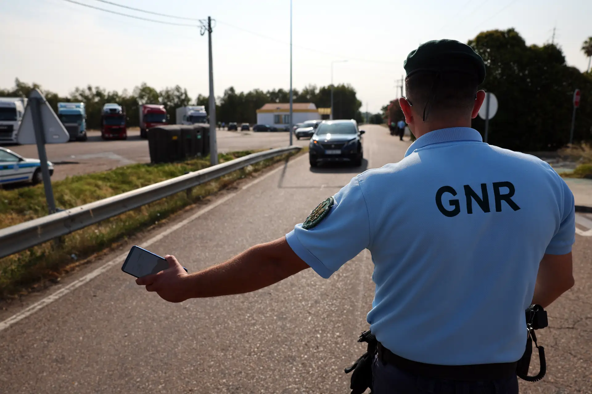 Militares da GNR dedicados ao controlo de fronteiras, procedem à identificação seletiva de condutores de ligeiros à entrada para Portugal na fronteira do Caia, em Elvas
