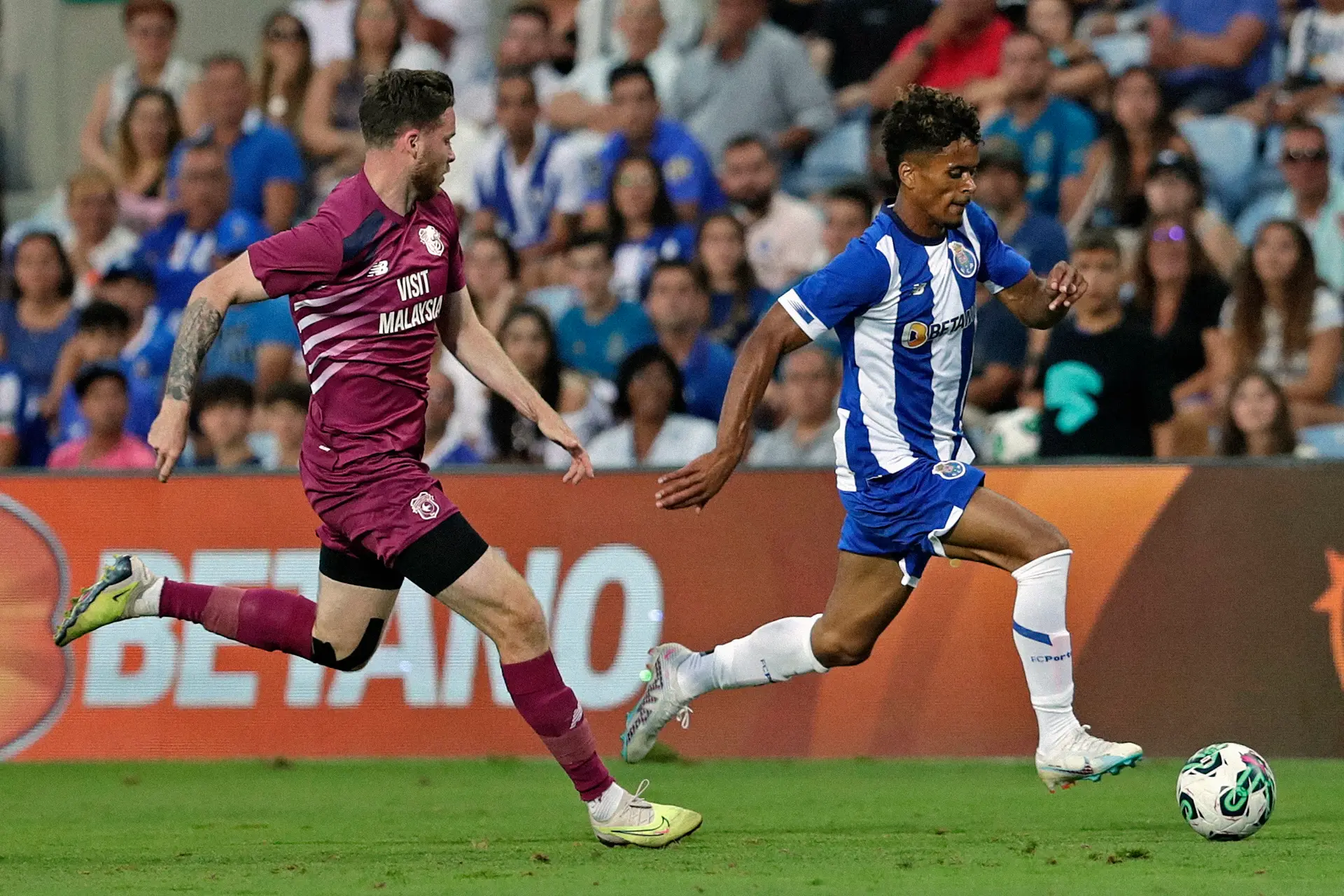 FC Porto goleia Cardiff City com dois golos de Toni Martínez - SIC