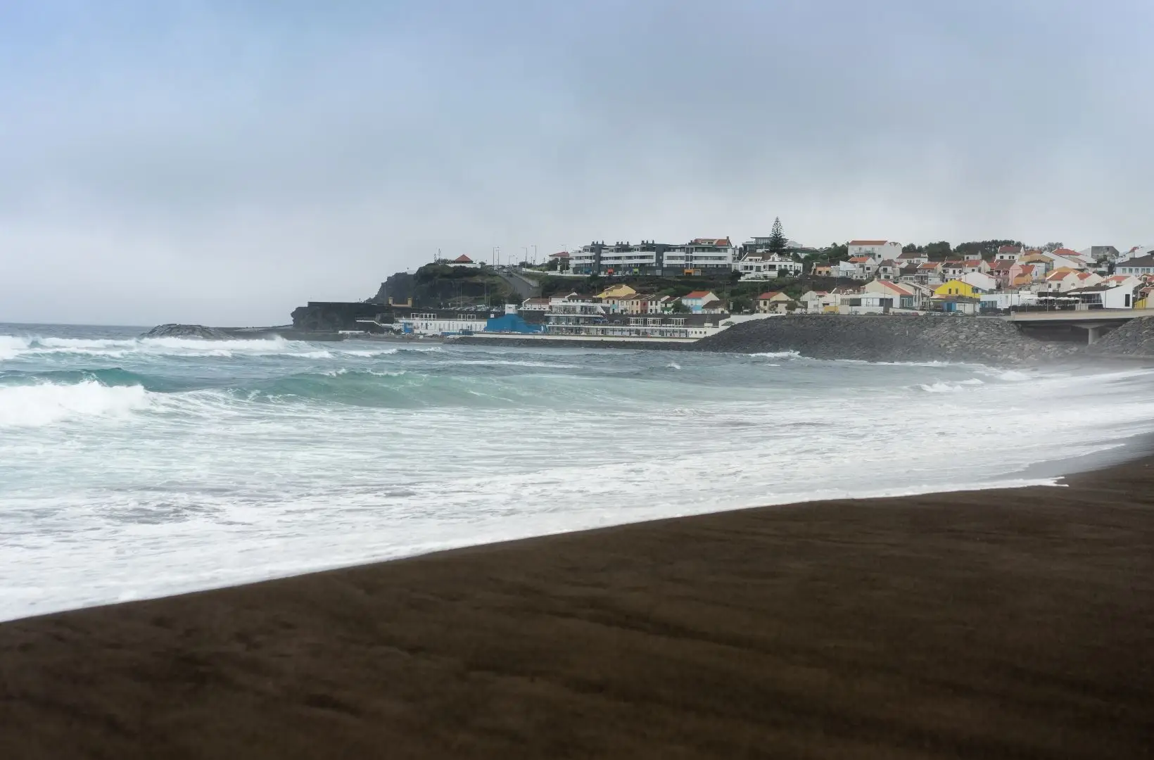 Marinha Portuguesa monitoriza barcaça à deriva nos Açores