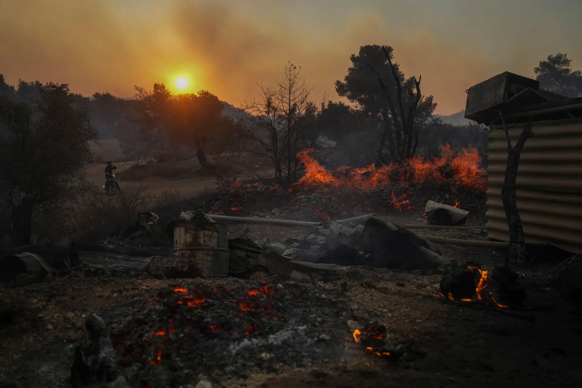 Incêndios na Grécia: autoridades ordenam evacuação de várias localidades da ilha de Corfu