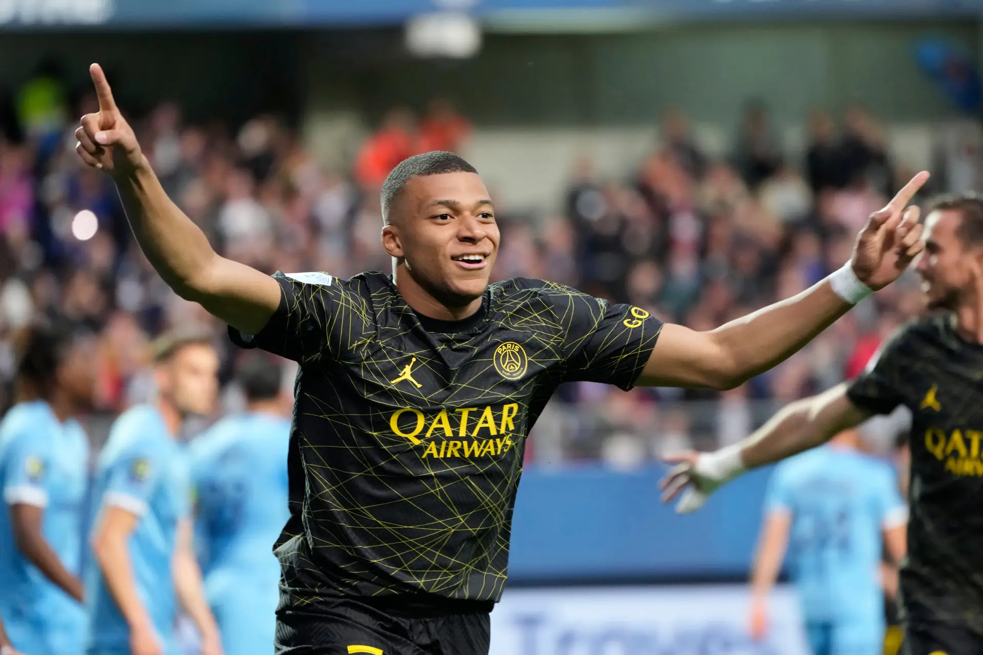 Al Hilal oferece recorde de 300 milhões ao PSG para contratar Mbappé