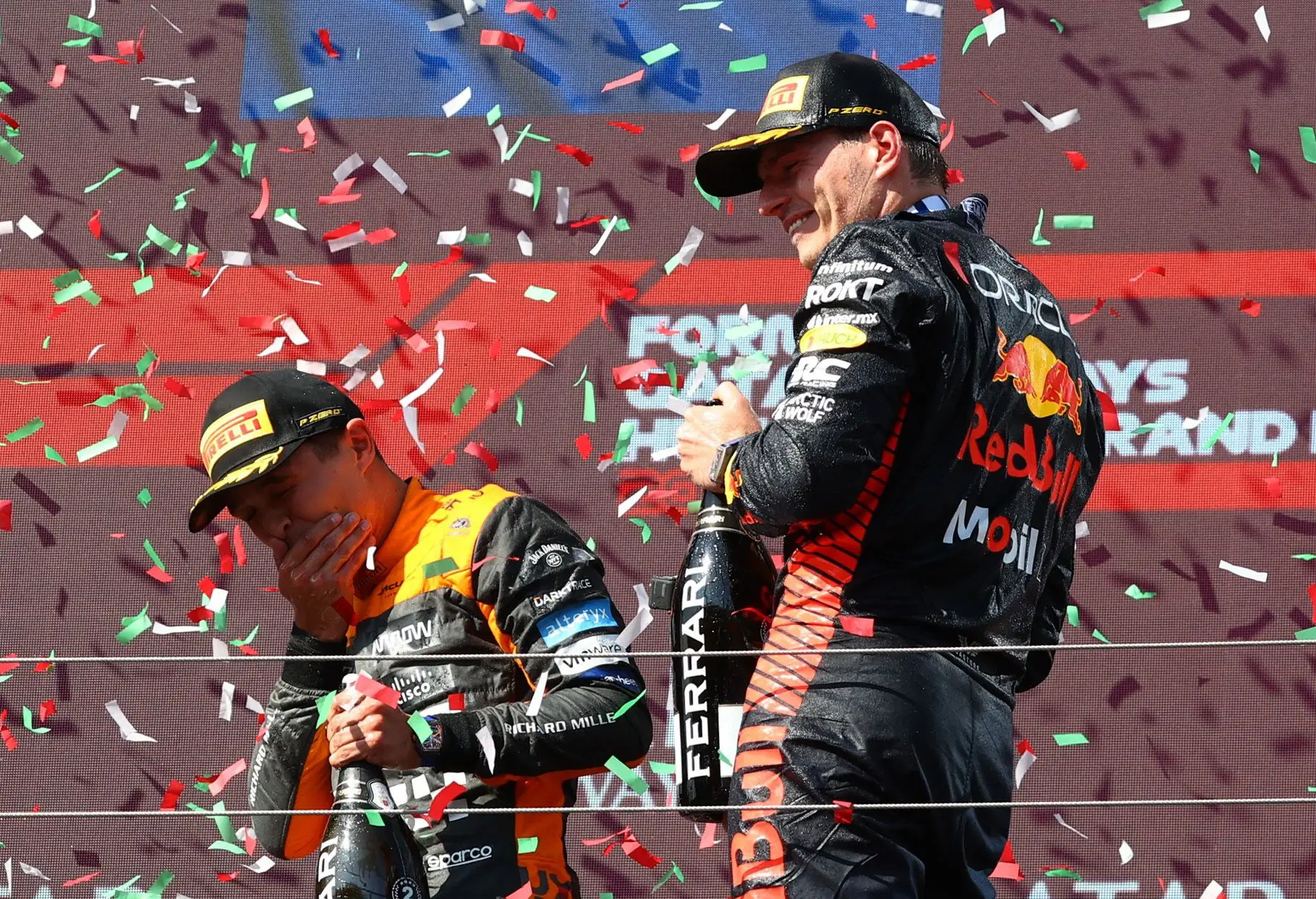 O momento em que Lando Norris partiu o troféu de Max Verstappen