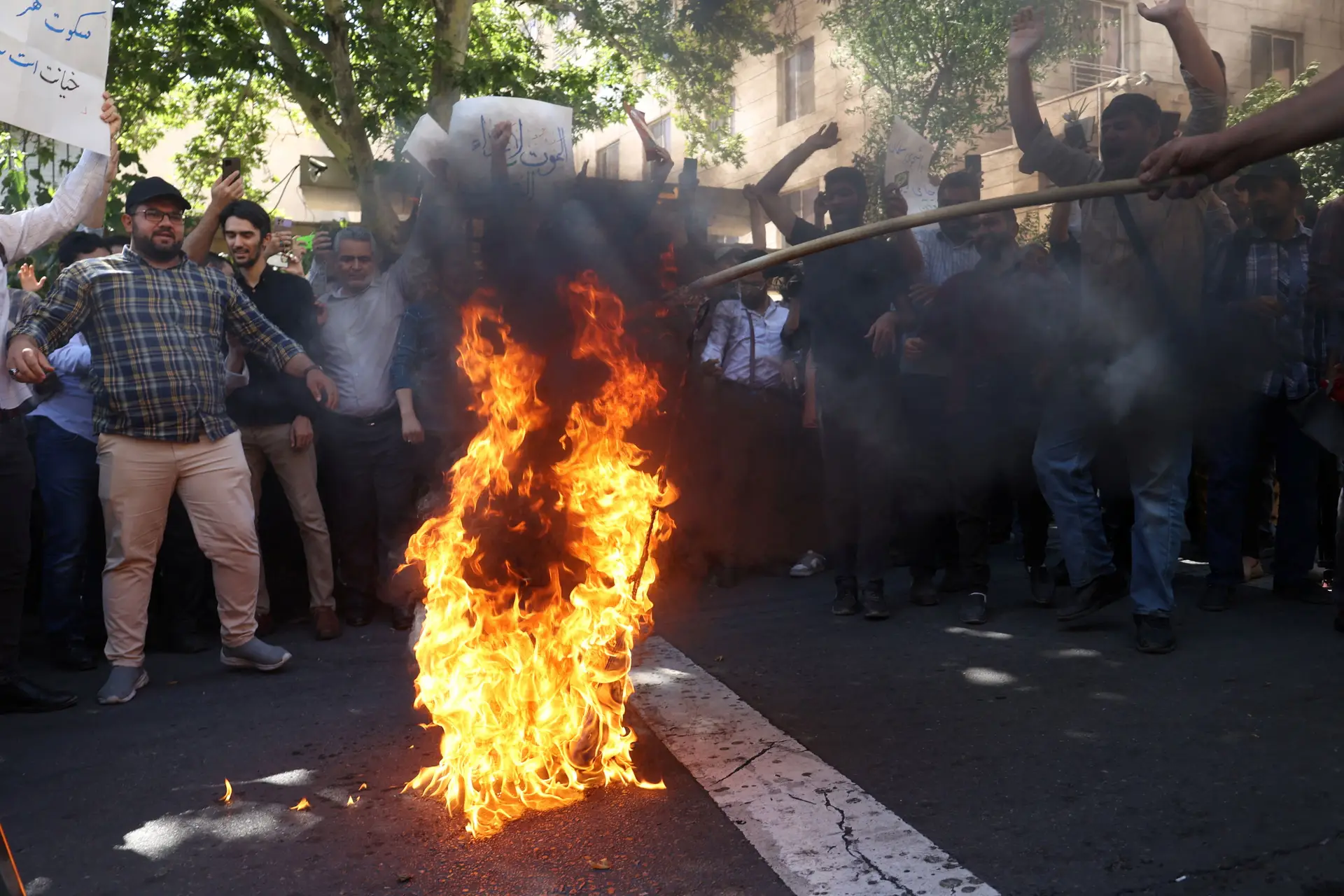 Protestos junto à embaixada sueca no Irão