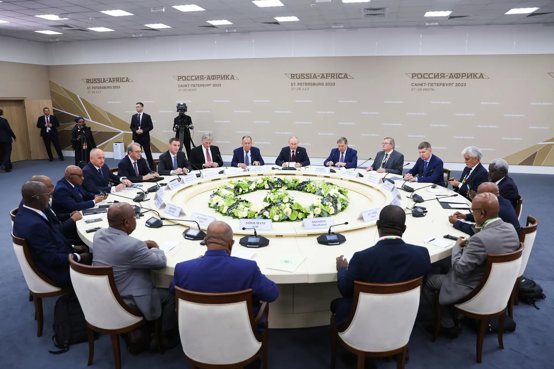 Presidente da União Africana confronta Putin com "consequências negativas" da guerra na Ucrânia