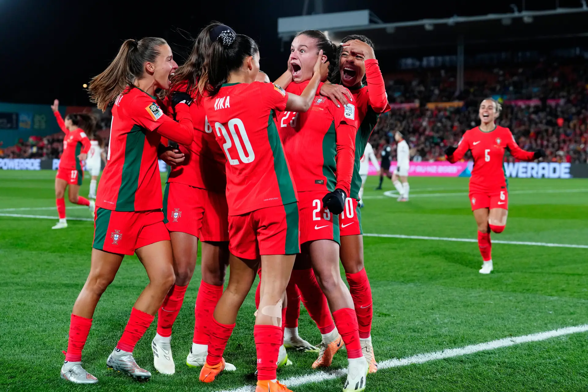 Seleção feminina a festejar 1º golo