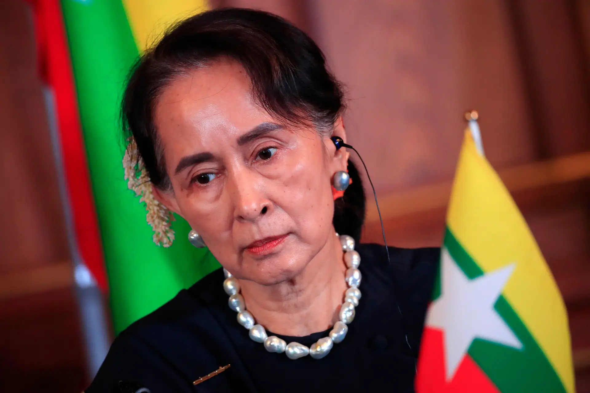 Pena de Aung San Suu Kyi reduzida em seis anos